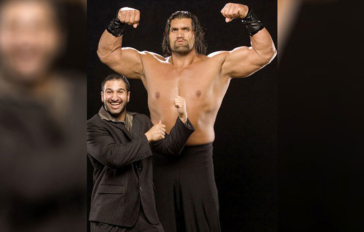 ‘দ্য ম্যান হু বিকেম খালি’- এই বইতে খালি বলেছেন, ‘সাল ১৯৭৯। সে বছরে প্রচুর গরম ছিল। ফলে তার পরিবার ফসলের যে চাষ করেছিল সব শুকিয়ে যায়। পরিবারের হাতে টাকা ছিল না। ফলে স্কুলের ফিও দিতে পারেননি। আর ফি দিতে না পারার জন্য স্কুল থেকে বের করে দেয়া হয়েছিল তাকে।