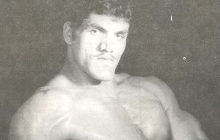 খালির দাবি, স্কুলের শিক্ষক অন্য ছাত্রদের সামনে তাকে অপমান করেছিলেন। বইতে খালি এ প্রসঙ্গে বলেন, সে দিন খুব খারাপ লেগেছিল আমার। স্কুলের সহপাঠীরাও হাসি ঠাট্টা করতে শুরু করে।