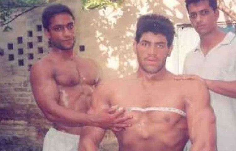 এরপরই খালি সিদ্ধান্ত নেন আর স্কুলমুখো হবেন না। স্কুলের সঙ্গে সব সম্পর্ক ছিন্ন করেন। সেই শেষ স্কুলে যাওয়া। এরপরই দিনমজুরের কাজে লেগে পড়েন তিনি।