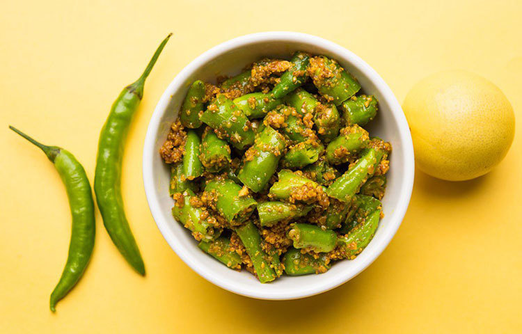 কাঁচামরিচ অ্যান্টিঅক্সিড্যান্ট সমৃদ্ধ। ফলে কাঁচামরিচ শরীরকে জ্বর,সর্দি-কাশি ইত্যাদি থেকে বাঁচায়। রোগ প্রতিরোধ ক্ষমতাও বাড়ে কাঁচামরিচ হাত ধরে।