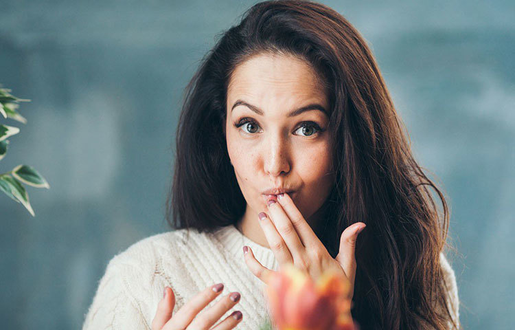 কাঁচামরিচ খেলে মস্তিষ্কে সুখী হরমোন এনডরফিন নিঃসৃত হয়। তাই খাবারে স্বাদ যোগ হওয়ার সঙ্গে সঙ্গে মনটাও আনন্দিত হয়। ভালো খাবারের স্বাদ নেওয়ার পর মন-মেজাজ ভালো রাখার এটাও অন্যতম কারণ।