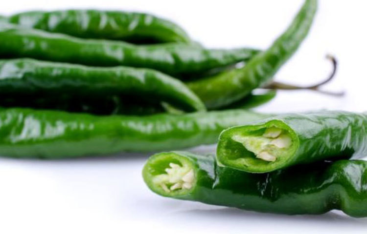 কাঁচা মরিচ ছেলেদের প্রোস্টেট ক্যান্সার ঝুঁকি কমায়। এ ছাড়াও, নিয়মিত কাঁচা মরিচ খেলে স্নায়ুর বিভিন্ন সমস্যা কমে।