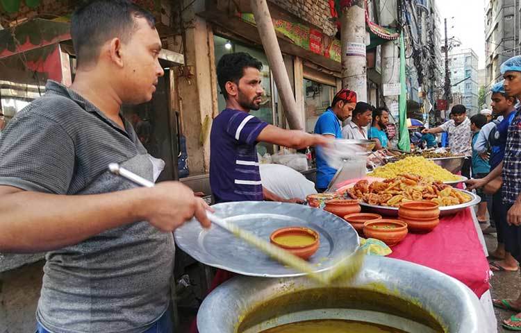 ইফাতারির অন্যতম অনুষঙ্গ হালিম কিনছেন ক্রেতারা। ছবি: মাহবুব আলম
