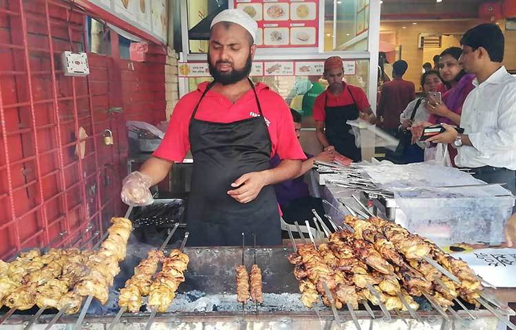ক্রেতাদের ভিড় লেগেছে ইফতারি বিক্রির এই দোকানে। ছবি: মাহবুব আলম