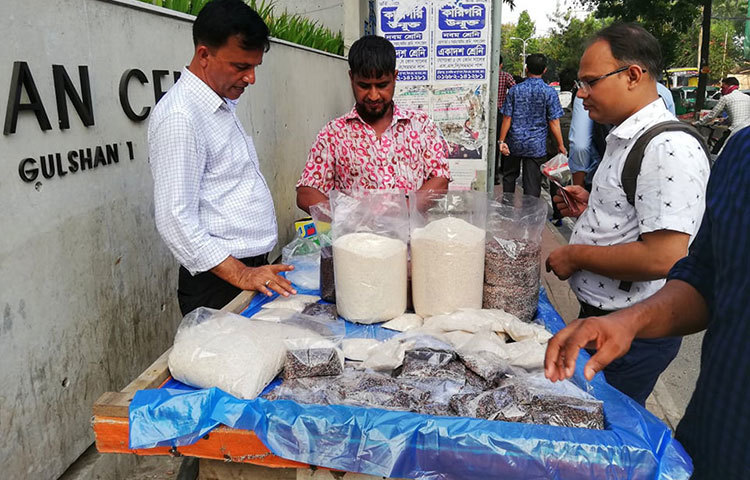 শরবত তৈরির বিভিন্ন উপকরণ বিক্রি হচ্ছে ফুটপাতের এই অস্থায়ী দোকোনে। ছবি: মাহবুব আলম