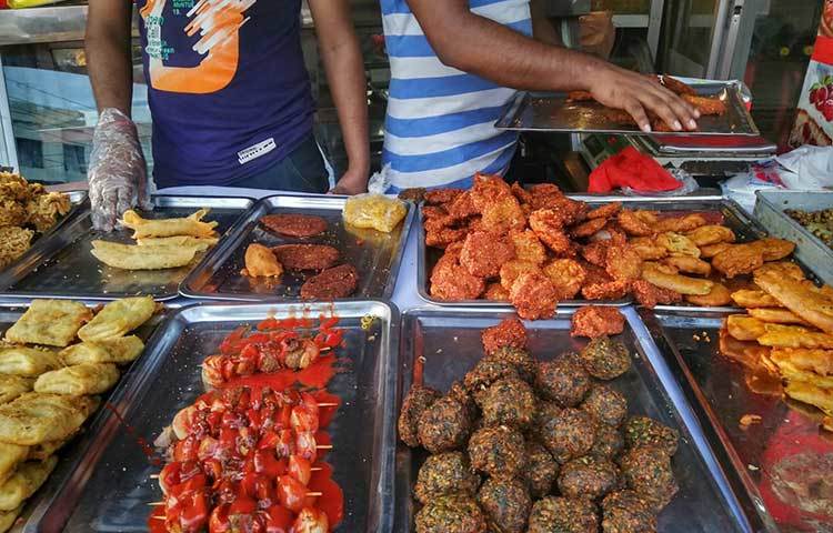পিয়াজু, বেগুনি, আলুর চপসহ ইফতারি তৈরির বিভিন্ন উপকরণ ক্রেতাদের জন্য সাজিয়ে রাখা হয়েছে। ছবি: মাহবুব আলম