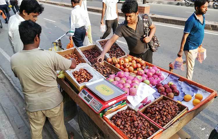 ইফতারির জন্য খেজুর কিনছেন ক্রেতারা। ছবি: মাহবুব আলম