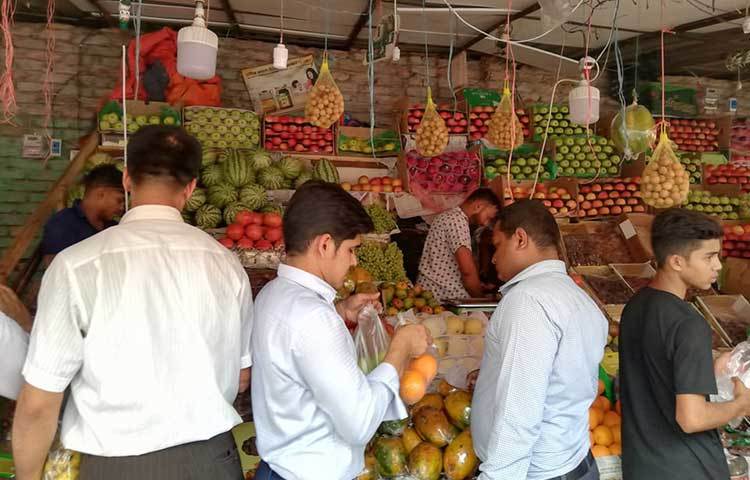 একটি ফলের দোকানে ক্রেতাদের ভিড়। ছবি: মাহবুব আলম