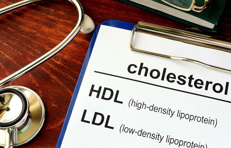 হৃদরোগ বিশেষজ্ঞদের মতে, ‘খাবারের মাধ্যমে মাত্রাতিরিক্ত কোলেস্টেরল শরীরে গেলেই বিপদ। বেশি করে শর্করা খাদ্যগ্রহণ করলে তা পরিবর্তিত হয় ফ্যাটে। তখন দেহকোষগুলো তখন বেশি পরিমাণে কোলেস্টেরল তৈরি করে। এই জারিত কোলেস্টেরলের একটা বড় অংশ ধমনীর প্রাচীরে জমা হয় ও রক্তের প্রবাহে বাধা সৃষ্টি করে।’