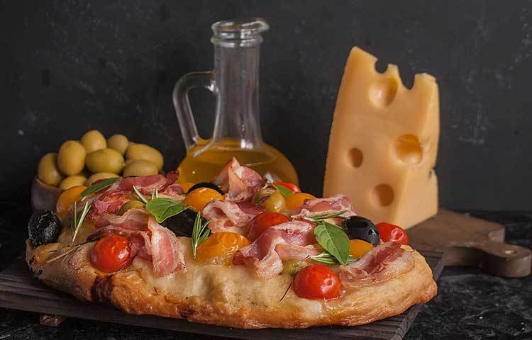 ডায়েট থেকে বাদ দিন সম্পৃক্ত খাবার- অর্থাৎ চর্বি জাতীয় মাংস, পাম তেল, ডালডা, নারকেল, ডিমের কুসুম, মাখন, ঘি, কাজু বাদাম ইত্যাদি। কম তেল-মশলা হার্টের পক্ষে যেমন ভালো, তেমনই তা খারাপ কোলেস্টেরলের মাত্রাকে নিয়ন্ত্রণে রাখে।