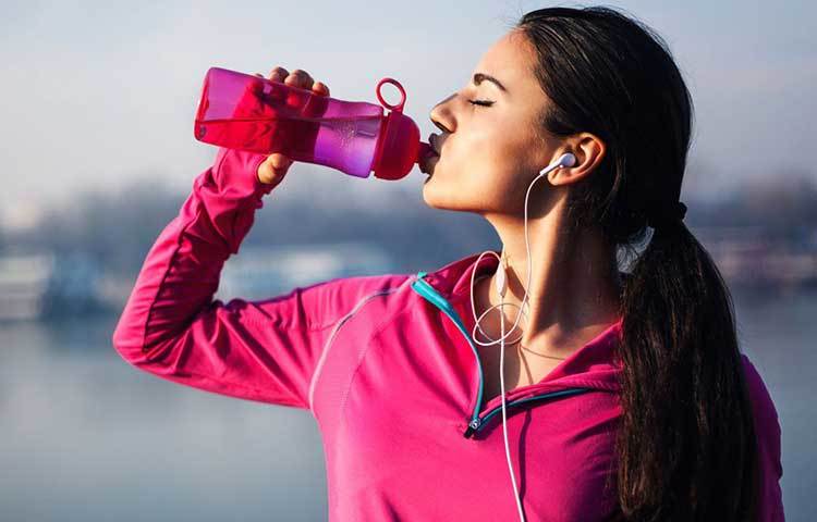 ওজন অনুপাতে আপনার শরীরের কতটা জল প্রয়োজন তা জেনে নিন কোনও পুষ্টিবিদের কাছ থেকে। তারপর নিয়ম মেনে সেই পানিটুকু প্রতিদিন খান। আজ কম খেয়ে কাল পুষিয়ে দেব, এই ধারণা একেবারে ভুল। শরীরের টক্সিন সরাতে ওস্তাদ জল। যে কোনও হার্টের অসুখ ৫০-৬০ শতাংশ কমিয়ে দিতে পারে উপযুক্ত পরিমাণ জল খাওয়ার প্রবণতা।