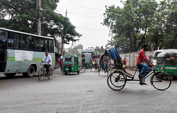 রাজধানীর এ সড়কে সকাল থেকেই হরতালের কোনো প্রভাব পড়েনি। ছবি: বিপ্লব দিক্ষিৎ