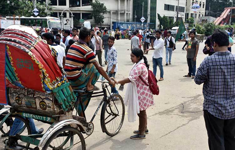 সাবেক ছাত্রনেতা ও বাংলাদেশের কমিউনিস্ট পার্টির সদস্য লিটন নন্দী বলেন, পল্টনের মতো পুলিশ সারা দেশেই শান্তিপূর্ণভাবে হরতাল পালনে বাধা দিচ্ছে। ছবি: বিপ্লব দিক্ষিৎ