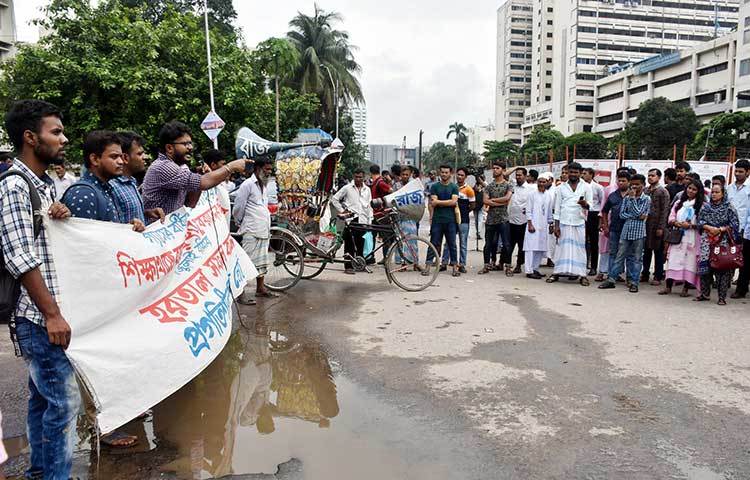 লিটন নন্দী বলেন, সড়কে গাড়ি চললেও হরতালে মানুষের সমর্থন আছে। জীবিকার তাগিদে মানুষ হয়তো বাইরে বের হয়েছে। কিন্তু গ্যাসের মূল্যবৃদ্ধির প্রতিবাদে ডাকা এই হরতালের প্রতি মানুষ মৌন সম্মতি দিচ্ছে। ছবি: বিপ্লব দিক্ষিৎ
