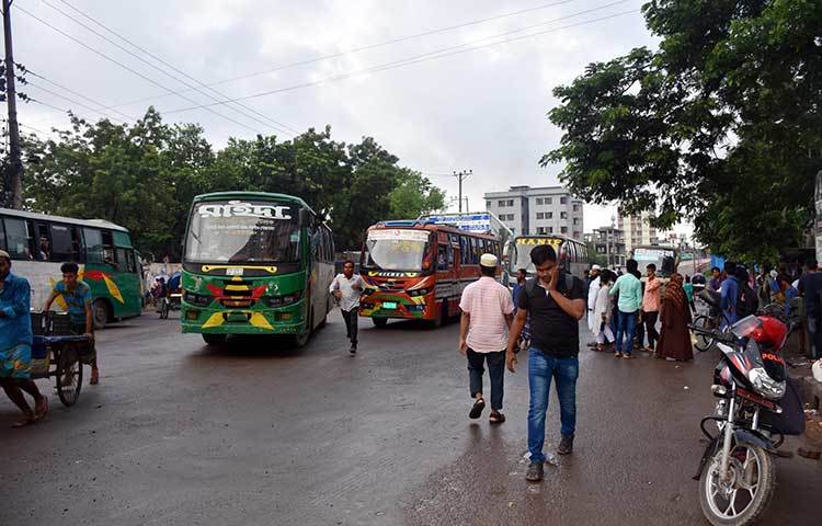 রাজধানীর প্রেসক্লাব ও পল্টন এলাকা ঘুরে দেখা গেছে, সকাল থেকে সড়কে যানবাহন চলছে স্বাভাবিক দিনের মতোই। ছবি: বিপ্লব দিক্ষিৎ