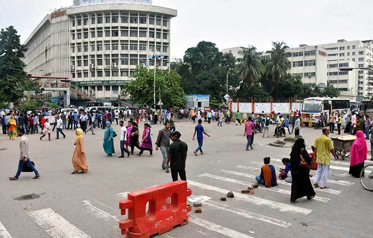 সকাল সাতটার দিকে প্রগতিশীল ছাত্র জোটের নেতা-কর্মীরা টিএসসি থেকে মিছিল নিয়ে সায়েন্স ল্যাবরেটরি ঘুরে শাহবাগ মোড় অবস্থান নেন। তারা সড়কে বসে পড়ে যান চলাচল বন্ধ করে দেন। ফলে ঢাকা বিশ্ববিদ্যালয় এলাকা, সায়েন্স ল্যাব ও প্রেসক্লাব মোড় থেকে আসা যানবাহনগুলো আটকে যায়। ছবি: বিপ্লব দিক্ষিৎ