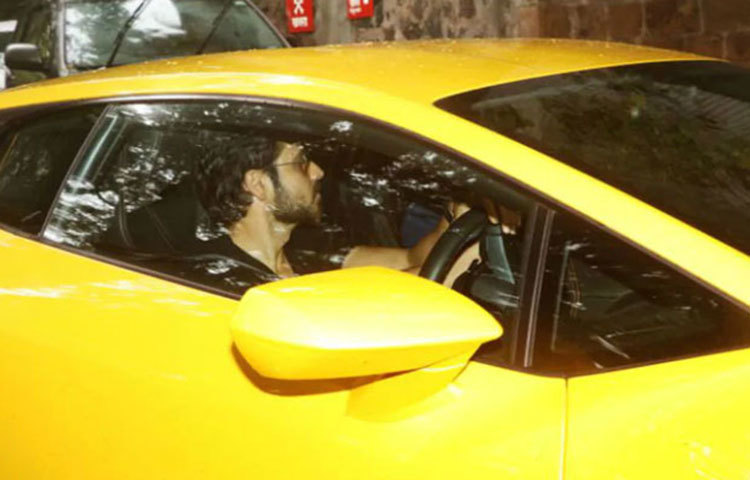 ইটালিয়ান সুপারকার Lamborghini Huracan বাড়িতে নিয়ে এলেন অভিনেতা ইমরান হাশমি। হলুদ রঙের সেই চোখ ধাঁধানো চকচকে গাড়ি দেখলে যে কোনো গাড়িপ্রেমীর চোখ জুড়িয়ে যাবে।