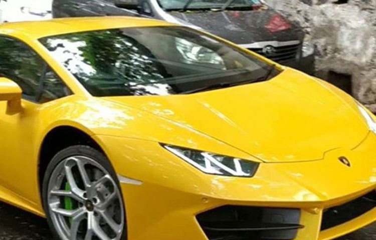Lamborghini Huracan- v10 ইঞ্জিন ৬১০ নযঢ় শক্তিসমৃদ্ধ। ০-১০০ কিমি গতি তুলতে এই সুপারকার-এর সময় লাগবে ৩.৪ সেকেন্ড। ইমরান হাশমির গাড়ির শখ বরাবরের। এর আগে অডি, বিএমডব্লি-এর বিভিন্ন মডেল-এর গাড়ি দেখা গিয়েছে তার গ্যারাজে।