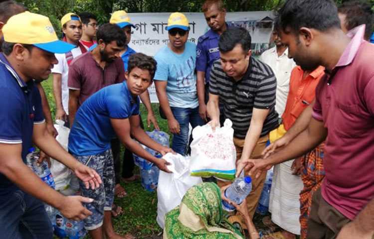 শুক্রবার সকালে লালমনিরহাট জেলার হাতিবান্ধা উপজেলায় তিস্তা ব্যারেজে ত্রাণসামগ্রী নিয়ে পৌঁছায় জাগো নিউজের টিম। আগে থেকেই শতশত বানভাসি মানুষ অপেক্ষা করছিলেন গডিমারি ইউনিয়নের তিস্তা ব্যারেজের কন্ট্রোল রুমের সামনে। তাদের অপেক্ষার অবসান ঘটিয়ে সকাল ১০টায় শুরু হয় ত্রাণ বিতরণ। ছবি: মাহবুব আলম