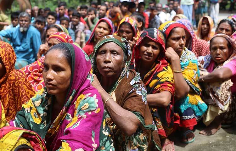ত্রাণ নিতে আসা মানুষের একাংশ। ছবি: মাহবুব আলম