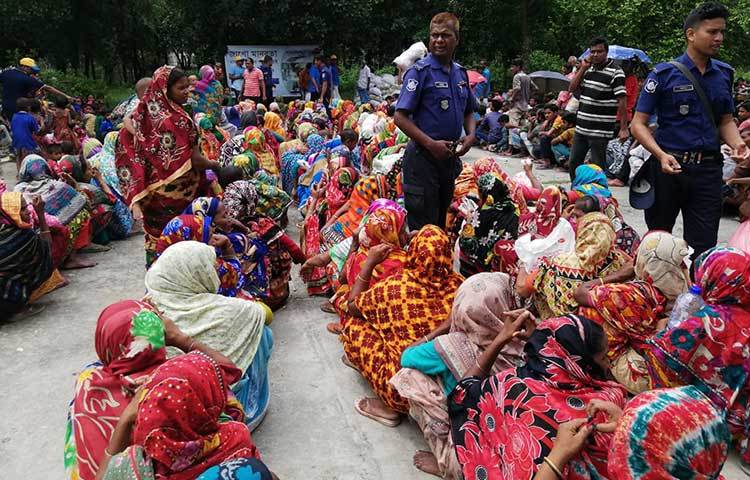 জাগো নিউজ ও প্রাণ-আরএফল গ্রুপের পক্ষ থেকে ত্রাণ বিতরণে সহায়তা প্রদান করেন স্থানীয় প্রশাসন। ছবি: মাহবুব আলম