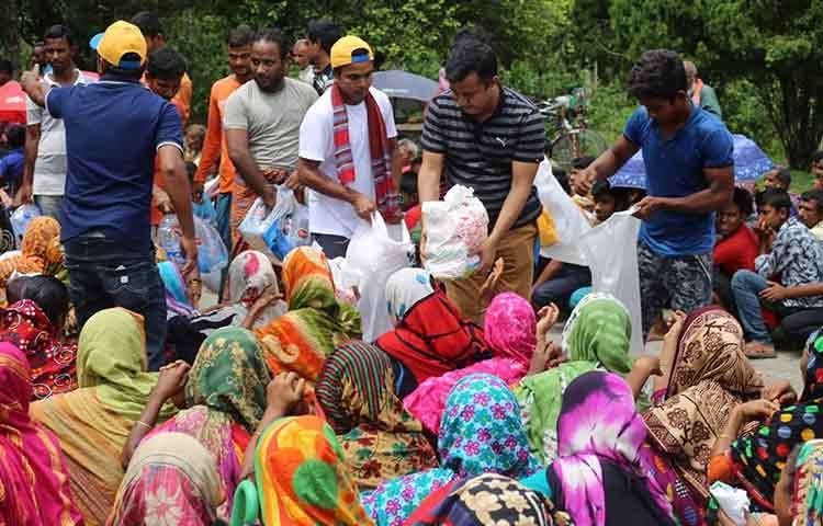 এ সময় জাগো নিউজের ভারপ্রাপ্ত সম্পাদক মহিউদ্দিন সরকার বলেন, ‘বন্যায় দেশের উত্তরাঞ্চলের নদী তীরবর্তী এলাকার মানুষ নানাভাবে ক্ষতিগস্ত হয়েছেন। অন্যান্য বছরের মতো এবারও আমরা তাদের পাশে দাঁড়িয়েছি। বন্যার্তদের জন্য এবার প্রাণ-আরএফএল গ্রুপের সহযোগিতায় প্রায় ২৫ লাখ টাকার ত্রাণ সামগ্রী বিতরণ করা হবে। এর মধ্যে রয়েছে- চাল, ডাল, মুড়ি, পানি, বিস্কুট, স্যালাইনসহ নানা খাদ্যসামগ্রী।’ ছবি: মাহবুব আলম