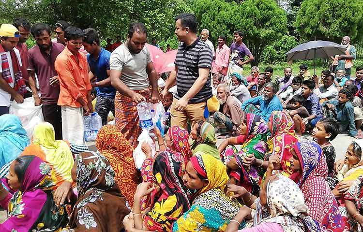 হাতিবান্ধা উপজেলার গডিমারি ইউনিয়নের দোয়ানী, ছোয়ানি এলাকার শতশত মানুষ অপেক্ষায় ছিলেন ত্রাণের জন্য। সেখানে অপেক্ষমান দোয়ানী এলাকার বাসিন্দা রমিজ উদ্দিন বলেন, ‘আমরা সবাই বানভাসি মানুষ, খেয়ে না খেয়ে দিন পার করছি। দেশের শেষ প্রান্ত হওয়ায় আমাদের এখানে কেউই ত্রাণ নিয়ে আসে না। ছবি: মাহবুব আলম