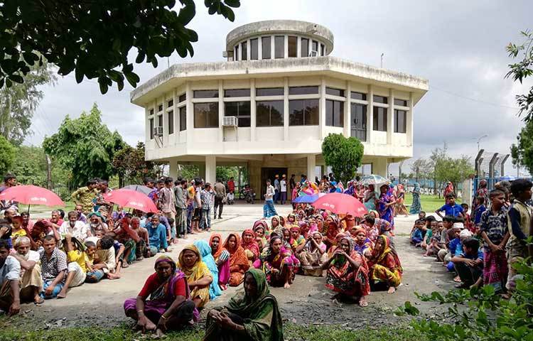 বানভাসি মানুষ ত্রাণ নিতে সারিবদ্ধভাবে অবস্থান করছে। ছবি: মাহবুব আলম