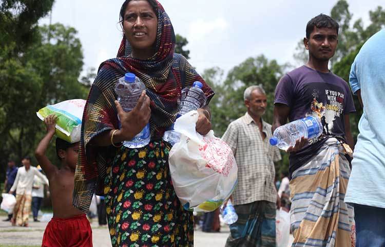 জাগো নিউজ ও প্রাণ-আরএফল গ্রুপের পক্ষ থেকে ত্রাণ পেয়ে অনেক আনন্দিত বন্যার্তরা। ছবি: মাহবুব আলম