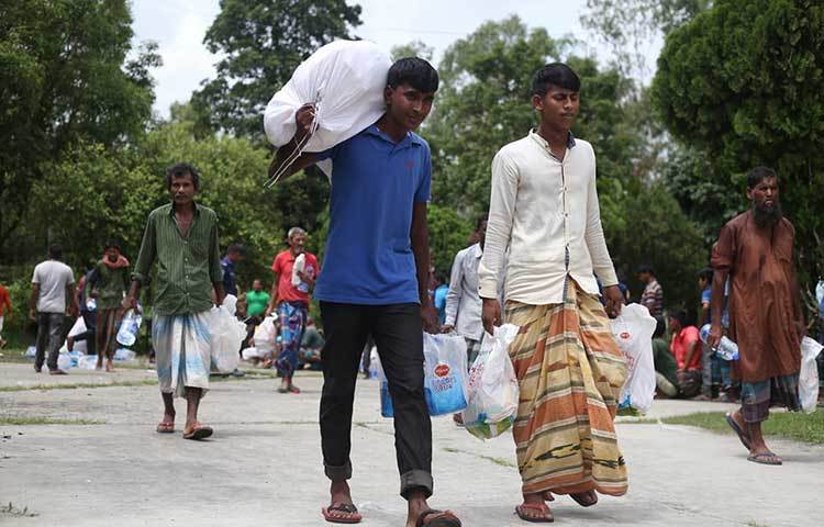 শুক্রবার লালমনিরহাটের তিস্তা ব্যারেজ থেকে চার দিনব্যাপী ত্রাণ সহায়তা কার্যক্রম শুরু হয়। লালমনিরহাট ছাড়াও নীলফামারী, কুড়িগ্রাম, গাইবান্ধা ও সিরাজগঞ্জ জেলার বন্যার্ত মানুষের মাঝে ত্রাণ সামগ্রী বিতরণ করা হয়। ছবি: মাহবুব আলম
