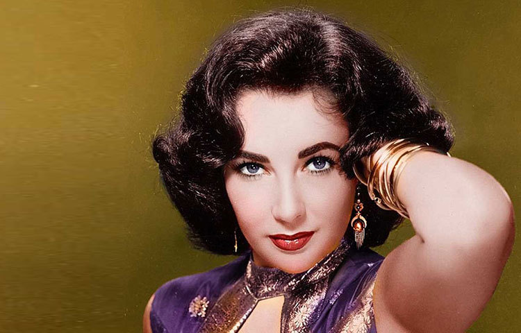 ‘ডিস্টিকিয়া’ এক রকমের জিনগত সমস্যা। এর ফলে আঁখিপল্লব ত্রুটিপূর্ণ হয়। এই ত্রুটি নিয়েই ভূমিষ্ঠ হয়েছিল শিশুটি। তার চোখের পাতা বা আইল্যাশের দু’টি স্তর ছিল। পরবর্তীকালে সেটাই হয়ে দাঁড়ায় মোহময়ী রূপের তুরূপের তাস। ওই তাস দিয়েই দীর্ঘ কয়েক দশক তিনি শাসন করেছিলেন হলিউড। তিনি এলিজাবেথ টেলর।