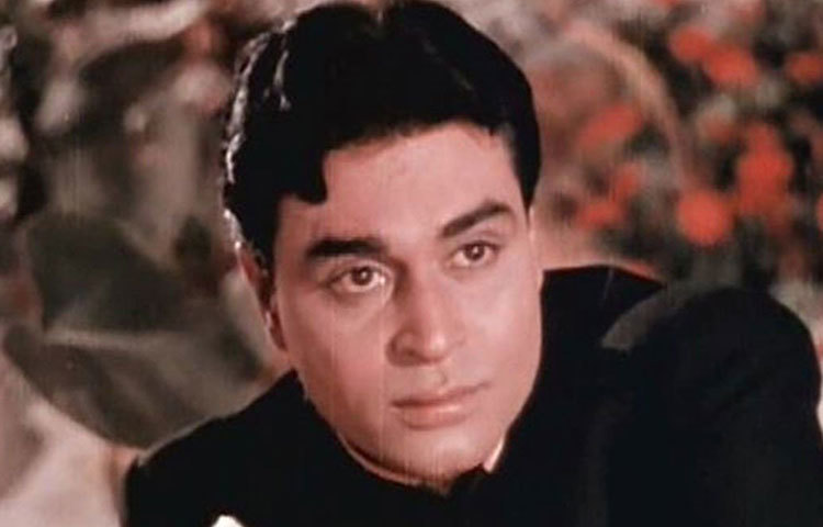 কিন্তু এই নিয়ে বিন্দুমাত্র অনুশোচনা ছিল না রাজেন্দ্র কুমারের। মা হওয়ার দু’দিন পরই অনিতাকে শুটিং সেটে আসার জন্য চাপ দিতে শুরু করেন তিনি। সেই চাপেই নাকি হাসপাতাল থেকে ছাড়া পেয়েই অনিতাকে সেটে আসতে হয়েছিল।