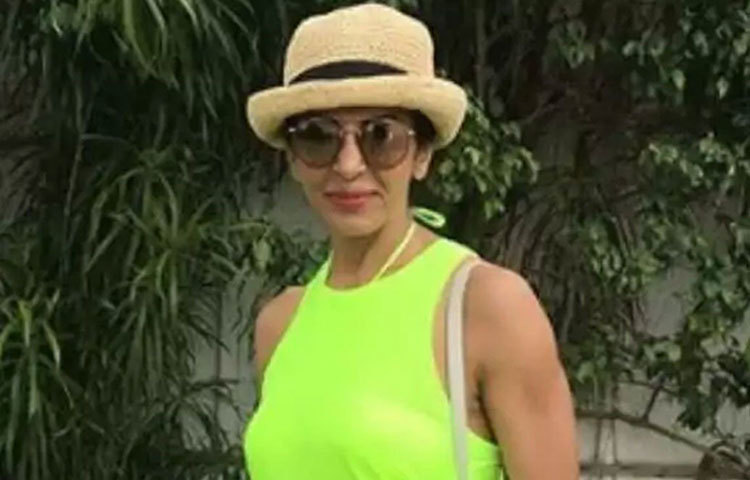 ৫৭ বছরের অনিতা কিন্তু এখনও একই রকম চার্মিং এবং ফিট। রোজ সকাল সাড়ে ৫টায় ঘুম থেকে ওঠেন তিনি। নিয়ন্ত্রিত ডায়েট আর অনেকটা সময় জিমে কাটান তিনি। জিম ওয়ার্কআউট নিয়ে তার প্রচুর ইউটিউব ভিডিও রয়েছে। অনিতার মতে, বিয়ের পর মোটা হওয়ার ভয় থেকেই তার জিমে যোগদান।