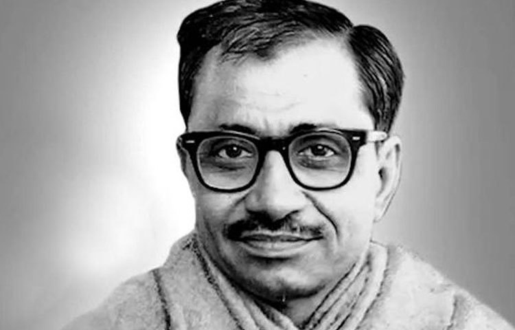 শোনা যাচ্ছে, ভারতের রাজনীতিবিদ দীনদয়াল উপাধ্যায়ের বায়োপিক, ‘দীনদয়াল এক যুগপুরুষ’ দিয়ে ফের বড় পর্দায় ফিরতে চলেছেন ৫৭ বছরের এই অভিনেত্রী। চলতি বছরেই এই বায়োপিক মুক্তি পাওয়ার কথা।