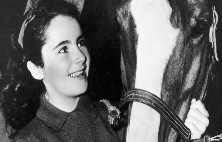 মাত্র ১০ বছর বয়সে আত্মপ্রকাশ ‘ওয়ার্ন বর্ন এভরি মিনিট’ ছবিতে। প্রথম ব্রেক ১৯৪৪ সালে, ‘ন্যাশনার ভেলভেট’ ছবিতে অভিনয় করে। খ্রিস্টান ধর্মাবলম্বী এলিজাবেথ পরে ইহুদি ধর্ম গ্রহণ করেন। তার নতুন নাম হয় এলিশেবা র‌্যাশেল।