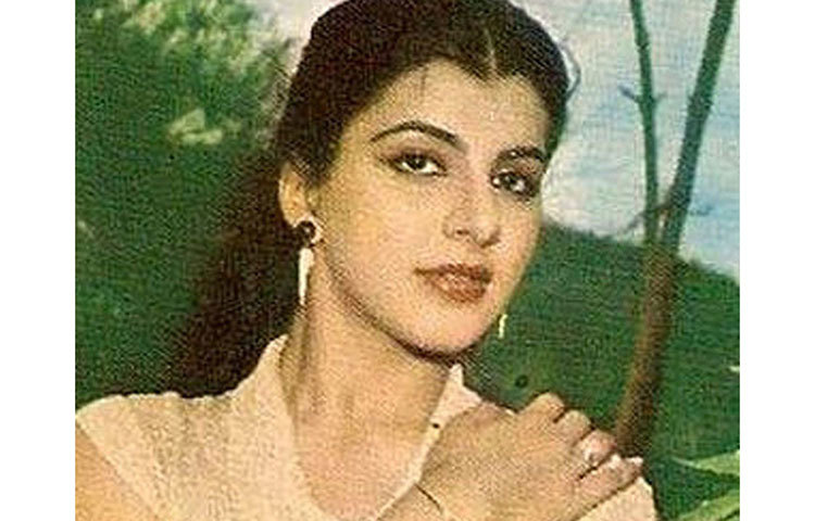 বিয়ের পরও অভিনয় চালিয়ে গিয়েছেন তিনি। বিয়ের পর ‘ইনসানিয়ত কে দুশমন’, ‘হাওয়ালত’, ‘সত্যমেব জয়তে’, ‘হিরাসত’, ‘ইনসাফ কি পুকার’, ‘পাপ কো জ্বালা কর রাখ কর দুঙ্গা’, ‘নফরত কি আঁধি’, ‘ঘর কি ইজ্জত’-এর মতো প্রচুর ছবিতে অভিনয় করেছেন।