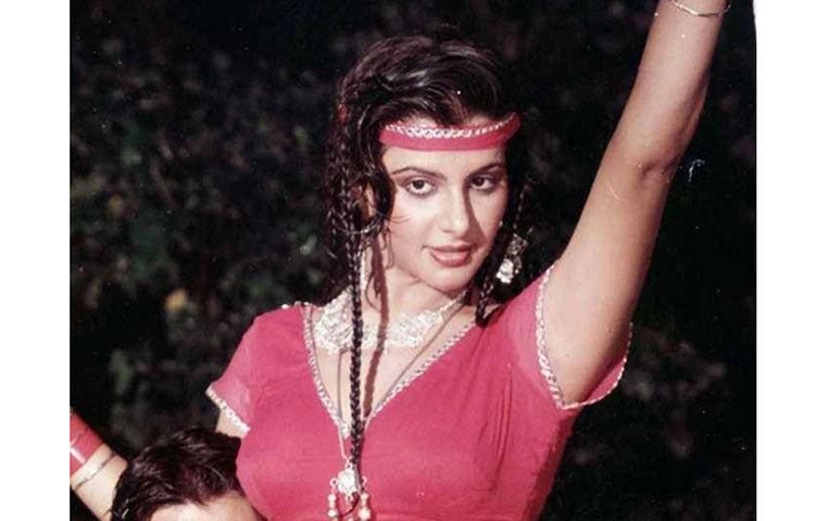 বলিউডে নায়িকা হিসাবে অনিতার অভিষেক ফিল্ম হওয়ার কথা ছিল ১৯৭৯ সালের ‘পুরস্কার’। গোবিন্দার কাকা আনন্দের বিপরীতে তিনি অভিনয় করছিলেন। কিন্তু পরিচালক মানিক চট্টোপাধ্যায়ের আচমকা মৃত্যুতে সেই ছবি অসম্পূর্ণ থেকে যায়। ফলে দু’বছর পর ১৯৮১ সালে ‘প্রেম গীত’ ছবি দিয়েই তার বলিউডে অভিষেক হয়।