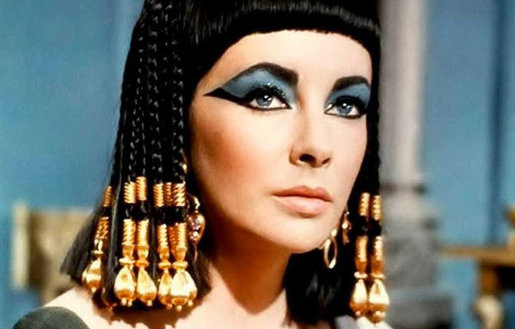 এলিজাবেথের ক্যারিয়ারে মাইলফলক সিনেমা হল ‘ক্লিওপেট্রা’। যশ, খ্যাতি, অর্থ সব কিছু তাকে দিয়েছিল এই ছবি। সেই সঙ্গে দিয়েছিল জীবনসঙ্গী রিচার্ড বার্টনকেও। এই ছবির সেটেই আলাপ দু’জনের। বার্টনকে দু’বার বিয়ে, দু’বার ডিভোর্স করেছিলেন লিজ। নায়িকা বলেছিলেন, ১৯৮৪ সালে রিচার্ড মারা না গেলে তিনি আরও একবার বিয়ে করতেন তাকে।