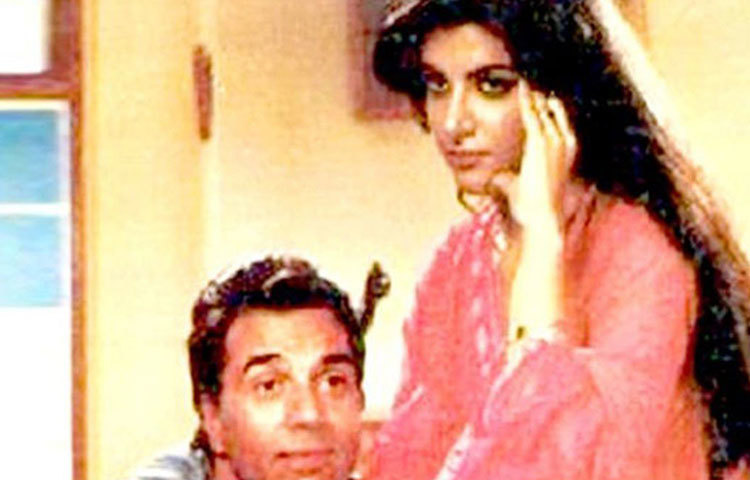 শুধু দর্শকই বা কেন! ধর্মেন্দ্র প্রথম দেখাতেই অনিতার প্রেমে পড়েছিলেন, এমন গসিপ আজও বলিউড পাড়ায় শোনা যায়। দু’জনের জুটি দর্শকও পছন্দ করেছিলেন। তবে ধর্মেন্দ্রর বাড়ি থেকে নাকি এই সম্পর্কে রাজি ছিলেন না কেউই। সে কারণে তাদের প্রেমের সম্পর্ক সেভাবে টেকেনি। শোনা যায়, ধর্মেন্দ্রই ধীরে ধীরে নিজেকে গুটিয়ে নিয়েছিলেন।