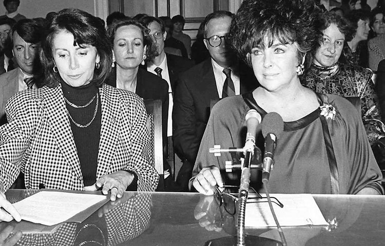 আটবার বিয়ে থেকে মোট চার জন সন্তানের মা হয়েছিলেন এলিজাবেথ। মাইকেল ওয়াইল্ডিং ও এলিজেবেথের দুই ছেলে। মাইকেল জুনিয়র এবং ক্রিস্টেফার এডওয়ার্ড। মাইক টডের সঙ্গে তার বিয়েতে জন্ম কন্যা লিজার। রিচার্ড বার্টন ও এলিজাবেথ টেলরের কন্যার নাম মারিয়া বার্টন।