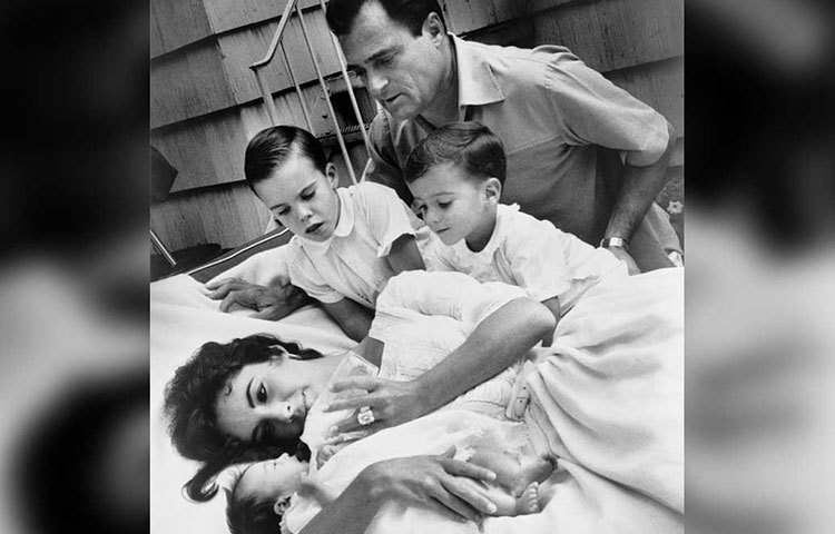 জীবনে মোট পাঁচ বার মনোনীত হয়েছেন অস্কার-এর জন্য। পেয়েছেন দু’বার। ‘হুজ অ্যাফ্রেড অব ভার্জিনিয়া উল্ফ’ এবং ‘বাটারফিল্ড ৮’ ছবিতে অভিনয় তাকে এনে দিয়েছে শ্রেষ্ঠ অভিনেত্রীর জন্য অ্যাকাডেমি পুরস্কার।