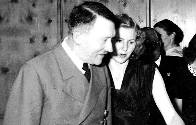 হিটলারের প্রেমিকাদের সকলেই একবার না একবার আত্মহত্যার চেষ্টা করেছেন। রেনাতে মুলারও আত্মঘাতী হন। তাকে ছাড়াও বাইরে হিটলারের আরও প্রেমিকা রয়েছে বলে জানতেন ইভাও। হিটলারের নজর কাড়তে তাই তিনিও দু’-দু’বার আত্মহত্যার চেষ্টা করেন। তারপরই হিটলারের জীবনে পাকাপাকিভাবে জায়গা করে নেন ইভা।