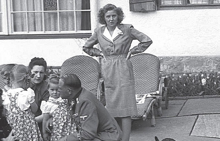 শুরু থেকেই এই সম্পর্কের বিরোধী ছিল ইভার পরিবার। কিন্তু তা কানে তোলেননি ইভা। আবার যথেষ্ট সাবধানী ছিলেন হিটলারও। ইভার পরিবার ইহুদি কিনা, বা ইহুদিদের সঙ্গে তাদের কোনো যোগসূত্র রয়েছে কিনা জানতে গোয়েন্দা লাগিয়েছিলেন তিনি।