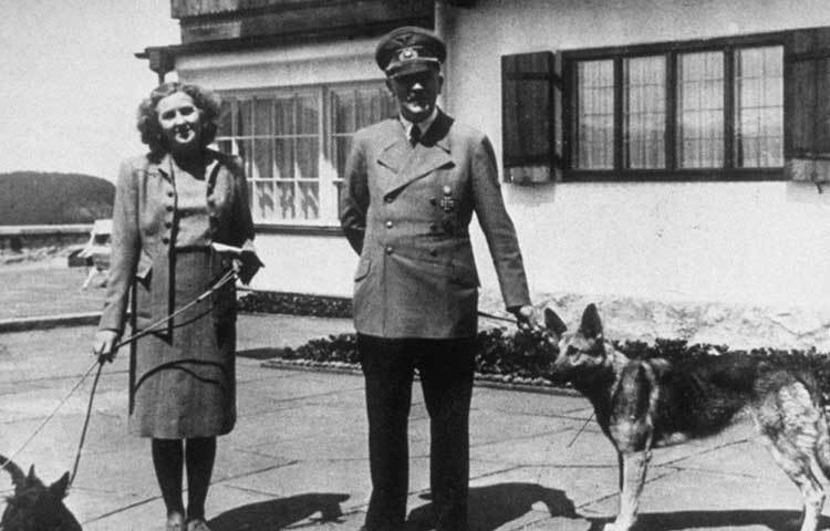 এত কিছু সত্ত্বেও হিটলারকে ছেড়ে যাওয়ার কথা ভাবতে পারেননি ইভা। তাই মিত্রপক্ষ যখন জার্মানিতে ঢুকতে শুরু করেছে, নাজি নেতারা জার্মানি ছেড়ে পালাতে শুরু করলেও, হিটলারকে ছেড়ে যেতে রাজি হননি ইভা।