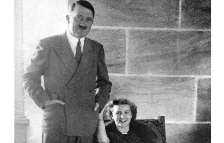 এরপর ৩০ এপ্রিল দুপুরে ঘনিষ্ঠদের বিদায় জানান হিটলার ও ইভা। সেই দিনই দুপুর সাড়ে তিনটে নাগাদ সায়ানাইড খেয়ে প্রথমে আত্মঘাতী হন ইভা। তারপর নিজের মাথায় গুলি করে আত্মঘাতী হন হিটলারও। যাতে শত্রুপক্ষের হাতে না পড়েন, তাই হিটলার ঘনিষ্ঠরা দেহ দু’টি জ্বালিয়ে দেন। পরে যদিও তাদের দেহাংশ উদ্ধার করে গোপনে সমাধিস্থ করে সোভিয়েতরা।