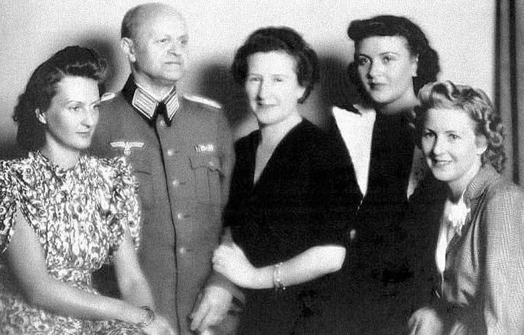 ১৯১২ সালের ৬ ফেব্রুয়ারি জার্মানির মিউনিখে জন্ম ইভা ব্রাউনের। পুরো নাম ইভা অ্যানা পওলা ব্রাউন। বাবা ফ্রেডরিক ব্রাউন ছিলেন স্কুল শিক্ষক। বিয়ের আগে সেলাইয়ের কাজ করতেন ইভার মা। ১৯২২ সালে ইভার বাবা-মায়ের বিবাহ বিচ্ছেদ হয়ে গেলেও ফের একে অপরকে বিয়ে করেন তারা।