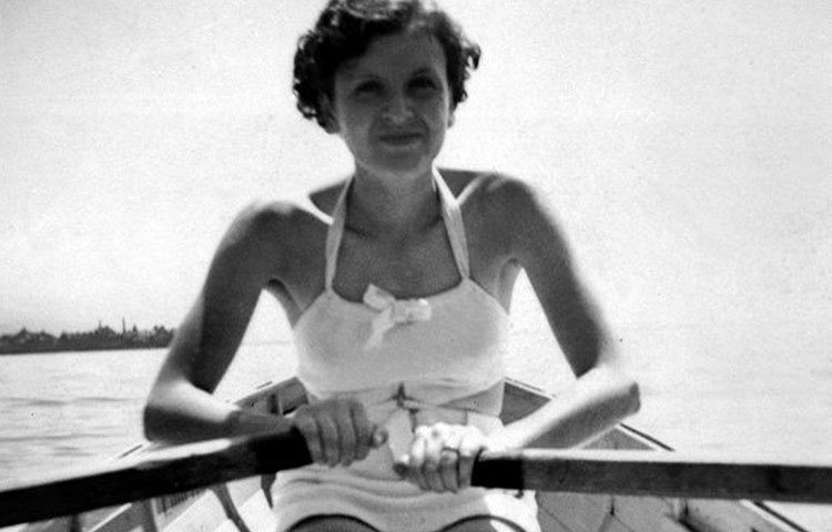 শোনা যায়, ছোট থেকেই সাজগোজ করতে ভালবাসতেন ইভা। ছেলেদের সঙ্গে মেলামেশাও শুরু করেন অল্প বয়সেই। তাতে আতঙ্কিত হয়ে পড়েন তার মা-বাবা। মেয়েকে কনভেন্ট স্কুলে পাঠানোর সিদ্ধান্ত নেন তারা।