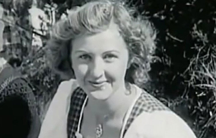 কিন্তু পড়াশোনায় তেমন ভালো ছিলেন না ইভা। তিনি নিজেও তা জানতেন। তাই মা-বাবার কথা যাতে শুনতে না হয়, তখন থেকেই চাকরির জন্য বিভিন্ন জায়গায় আবেদনপত্র জমা দিতে শুরু করেন তিনি। ছবি তোলার নেশা থাকায়, সেই সময় একটি স্টুডিওতে কাজ পেয়ে যান তিনি। আর তাতেই জীবন পাল্টে যায় তার।