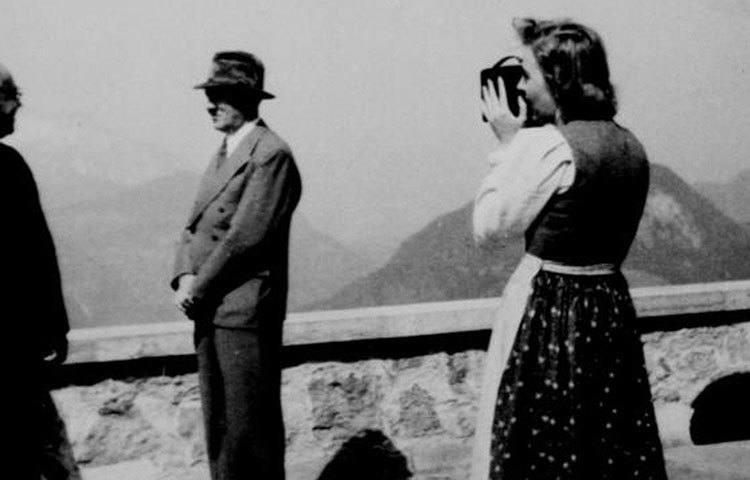 যে স্টুডিওর চাকরি পান ইভা, সেটি ছিল হিটলারের ব্যক্তিগত চিত্রগ্রাহক হাইনরিচ হফম্যানের। সেই সূত্রেই মাত্র ১৭ বছর বয়সে হিটলারের সঙ্গে আলাপ ইভার। হিটলার তখন ৪০। দু’জনের মধ্যে ২৩ বছরের ফারাক। তা সত্তে¡ও প্রথম দর্শনেই হিটলারকে মনে ধরে ইভার।