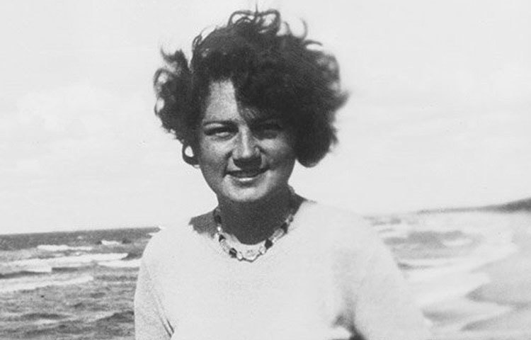 ইভার সঙ্গে আলাপের সময়ই সৎ বোন অ্যাঞ্জেলা রাউবলের মেয়ে গেলির সঙ্গে লিভ ইন করছিলেন হিটলার। হিটলারের জীবনে যত নারী এসেছেন, তাদের মধ্যে একমাত্র গেলিকেই তিনি ভালবাসতেন বলে দাবি ইতিহাসবিদদের। কিন্তু ভিয়েনায় অন্য এক জনের সঙ্গে ঘর বাঁধার স্বপ্ন দেখেছিলেন গেলি। তা নিয়ে হিটলারের সঙ্গে ঝামেলার জেরে আত্মঘাতী হন তিনি।